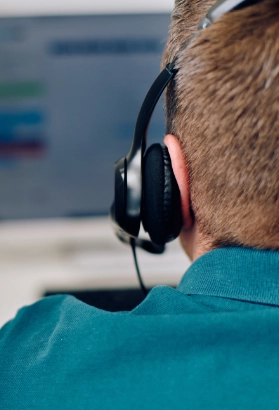 IT support team member helping client with IT problem